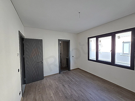 Modern tasarımlı, aydınlık ve geniş yatak odası.