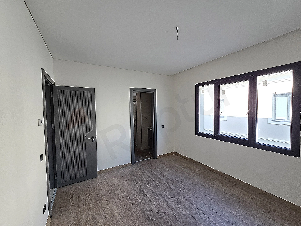 Modern tasarımlı, aydınlık ve geniş yatak odası.