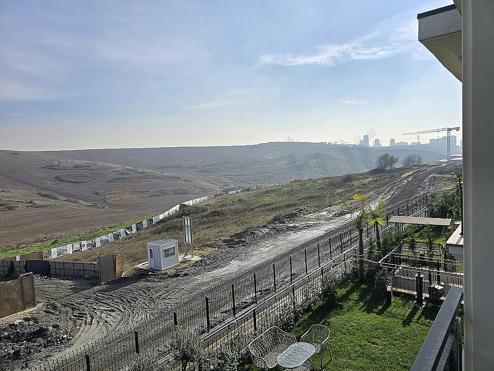 Panoramik İstanbul manzaralı villa fotoğrafı.