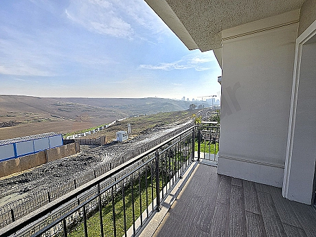 Başakşehir'de satılık villa balkon görseli.