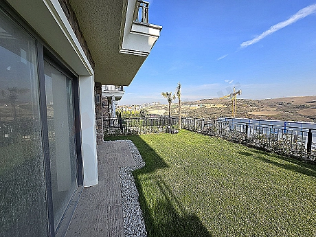 Geniş bahçeli villa fotoğrafı.