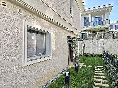 Geniş bahçeli villa fotoğrafı.