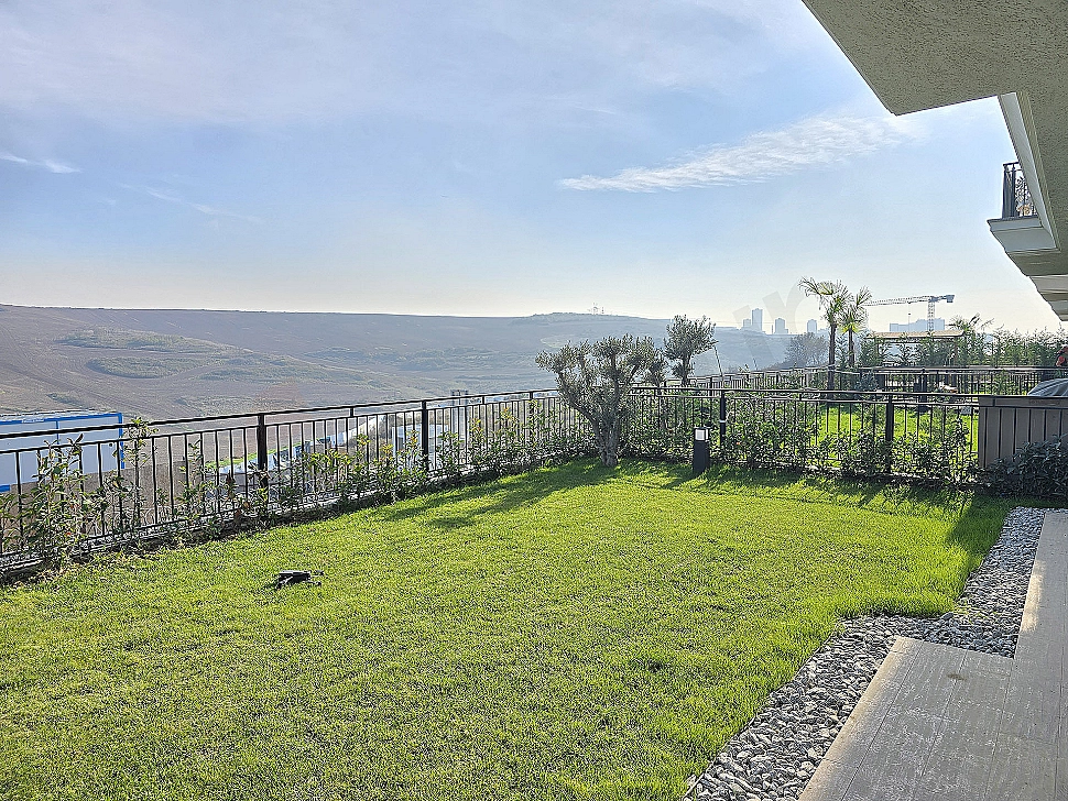 Başakşehir'de satılık villa bahçe görseli.