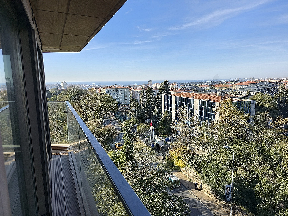 İstanbul Üsküdar'da panoramik şehir manzaralı dubleks daire fotoğrafı.