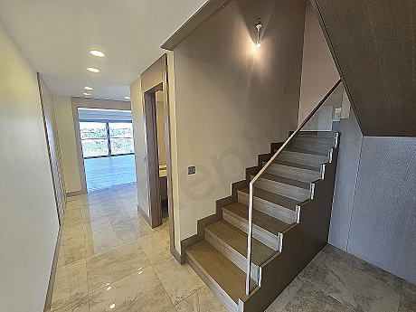 Modern tasarımlı geniş koridor