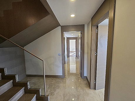 Üsküdar'da satılık lüks dubleks dairenin modern koridor iç mekanı.