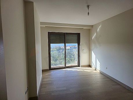 Şık ve modern tasarımlı, aydınlık yatak odası iç mekanı.