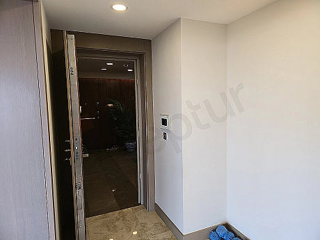 Üsküdar'da satılık lüks dubleks daire giriş kapısı detayı.