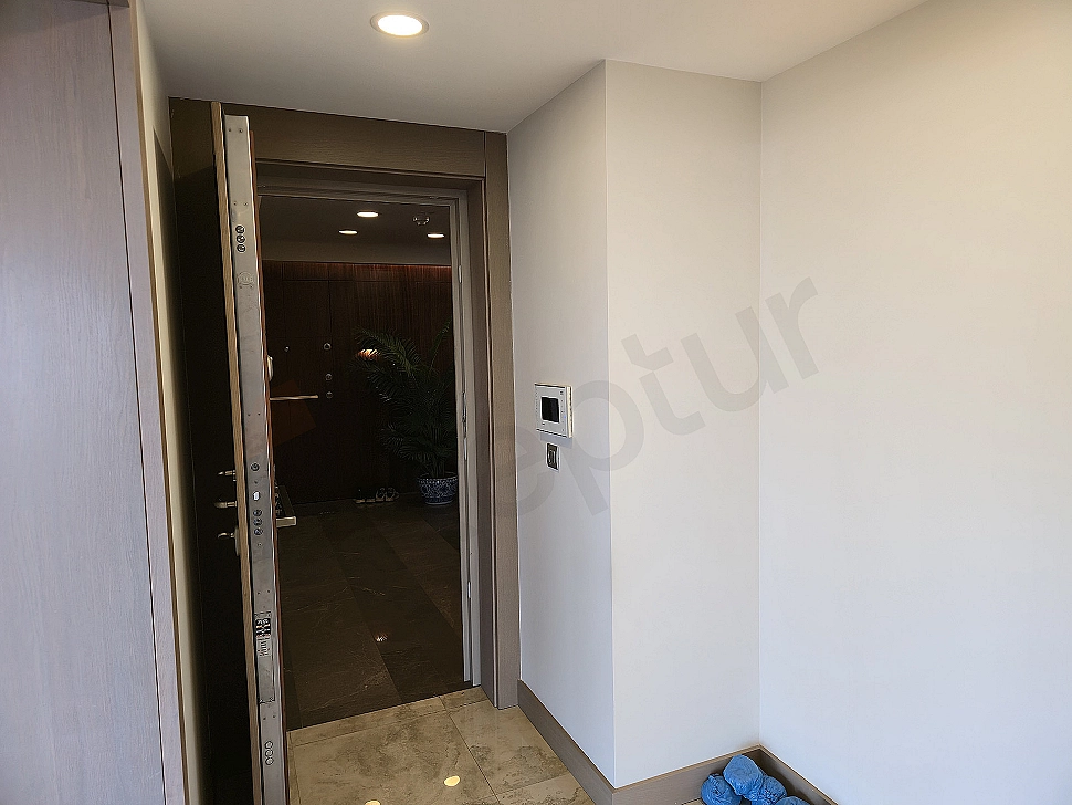 Üsküdar'da satılık lüks dubleks daire giriş kapısı detayı.