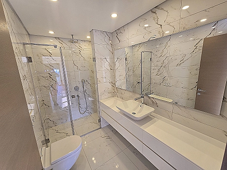 Modern tasarımlı, geniş ve aydınlık dubleks daire banyosu. Lüks armatürler ve seramik detaylar.