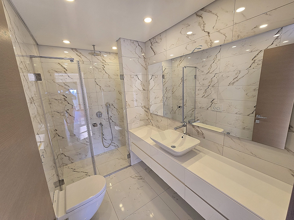 Modern tasarımlı, geniş ve aydınlık dubleks daire banyosu. Lüks armatürler ve seramik detaylar.