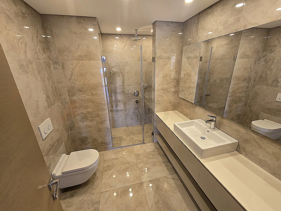 Modern tasarımlı, aydınlık ve geniş banyo.