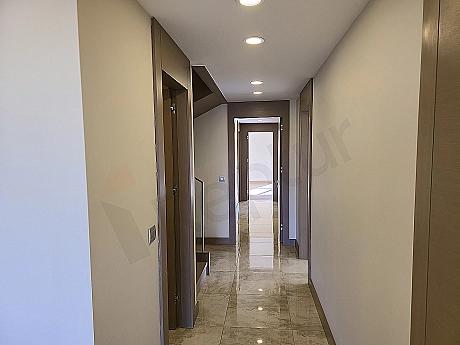 Modern tasarımlı, aydınlık ve geniş koridor görüntüsü.