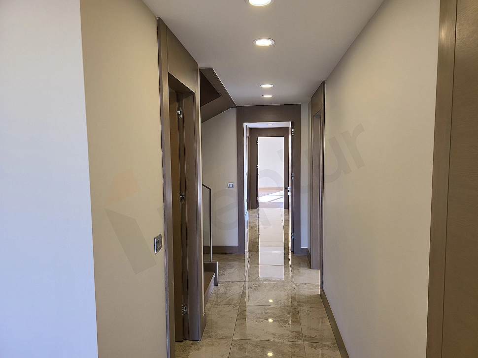 Modern tasarımlı, aydınlık ve geniş koridor görüntüsü.