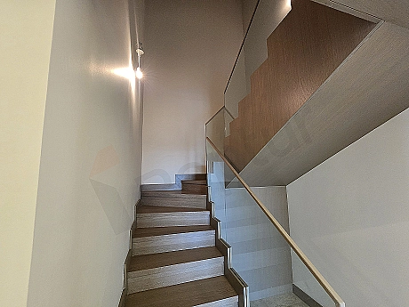 Modern tasarımlı, aydınlık ve geniş koridor iç mekanı.