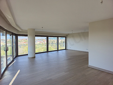 Modern tasarımlı, lüks detaylara sahip oturma odası.