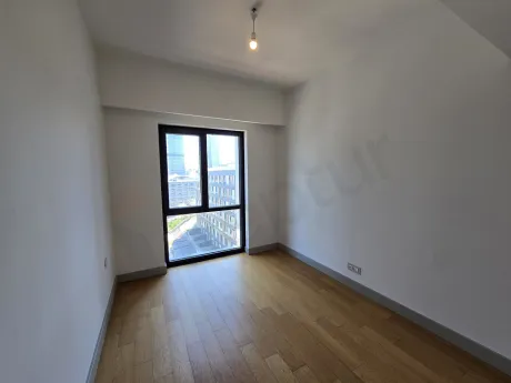 Modern ve aydınlık bir dairenin ferah yatak odası görünümü