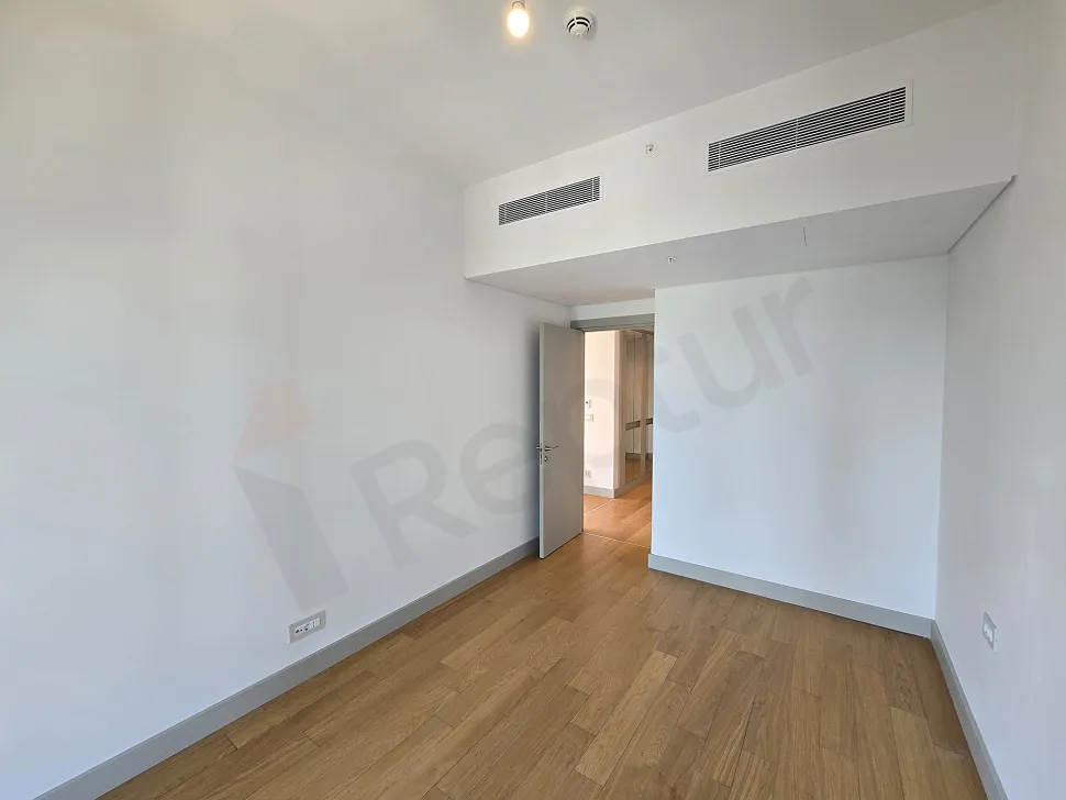 Şişli'de yer alan 1+1 dairenin modern ve aydınlık yatak odası görseli.