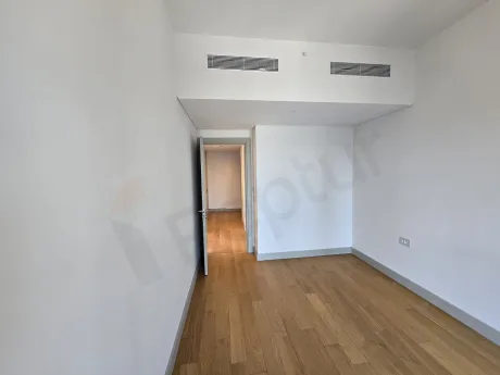 Modern ve ferah bir yatak odası tasarımı.