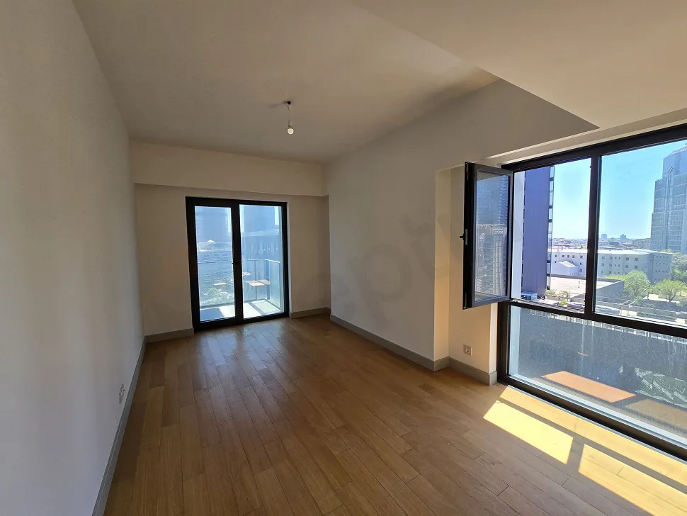Şehir manzarasına bakan modern ve geniş bir daire balkonu.