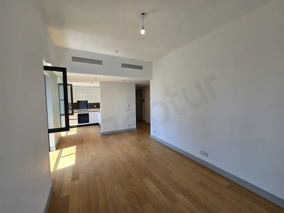 Modern bir dairenin geniş ve aydınlık yemek odası alanı.