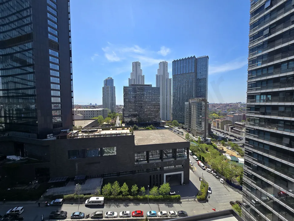 Geniş açılı panoramik İstanbul şehir manzarası ve gökyüzü detayı.