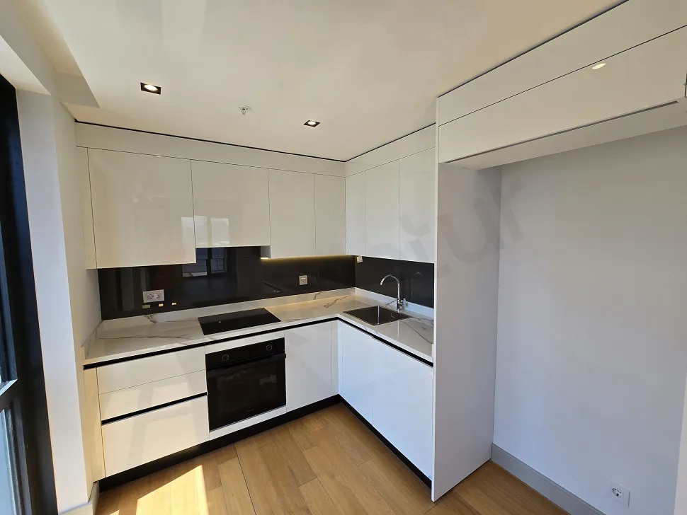 Modern tasarımlı, ferah ve geniş açık mutfak planı görünümü.