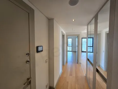 Modern bir dairenin giriş kapısı ve antre bölümü.