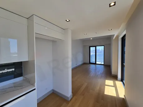 Modern tasarımlı ve aydınlık bir yemek odası alanı.