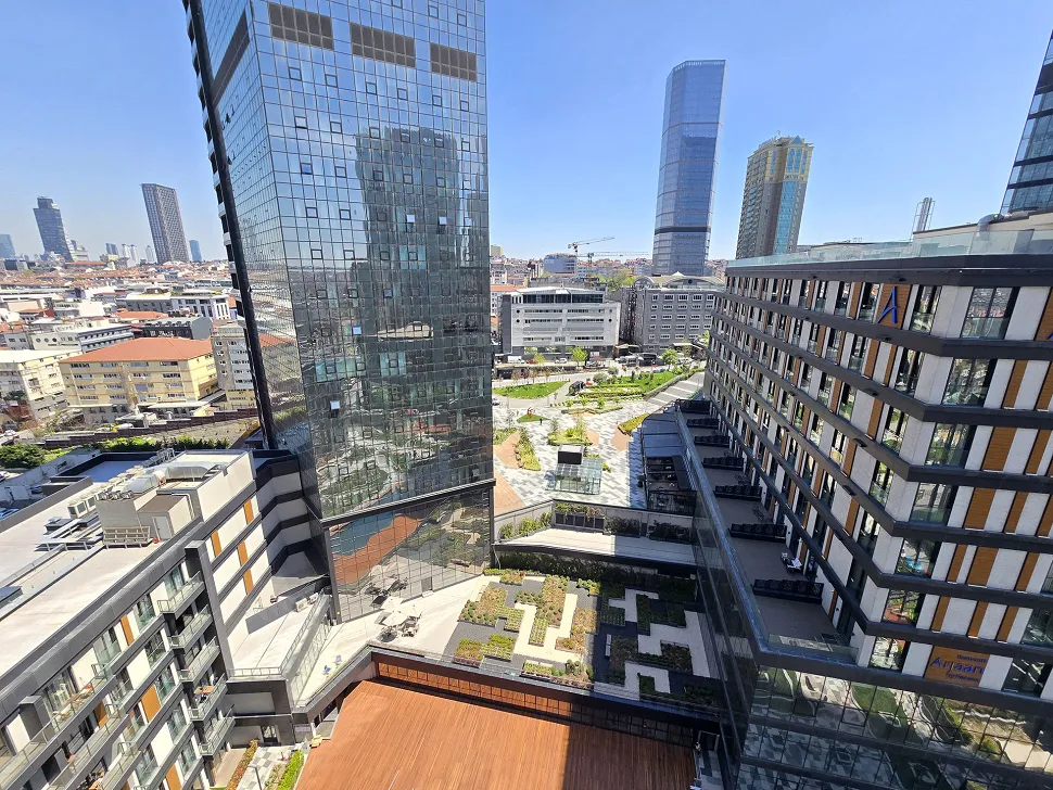 Şişli'de yüksek bir noktadan çekilmiş, gökyüzünü ve şehir silüetini kapsayan panoramik şehir manzarası.