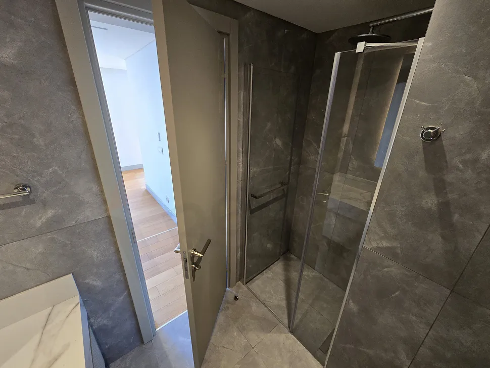 Modern tasarımlı şık banyo iç mekan görünümü
