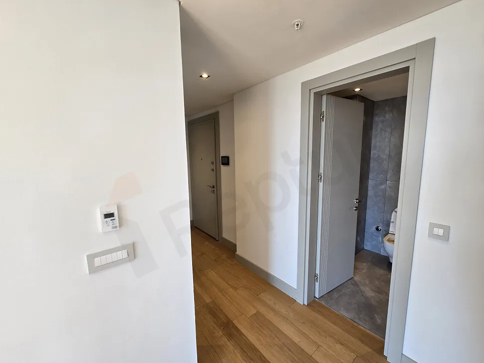 Modern tasarımlı, şık bir daire içi merdiven detayı.