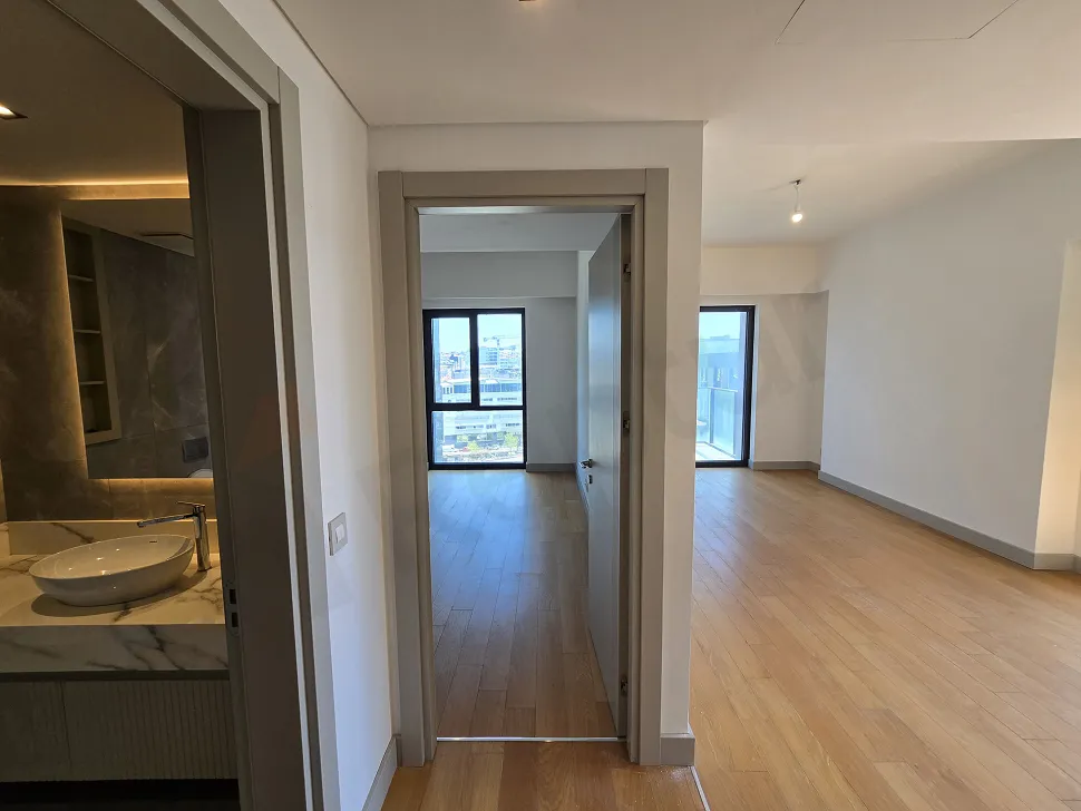 Modern mimariye sahip şık ve estetik daire içi merdiven tasarımı.