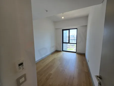 Modern mimariye sahip, geniş pencereli ve ferah bir yatak odası görseli.