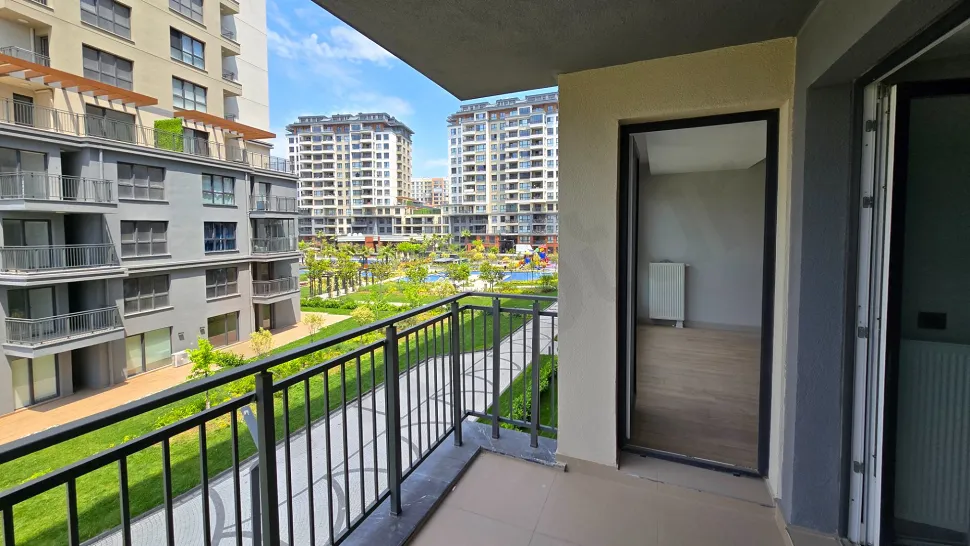 Beylikdüzü'nde Peyzaj Manzaralı ve Çift Balkonlu 4.5+1 Aile Dairesi
