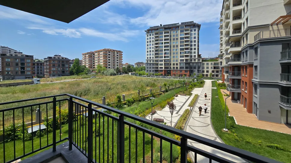 Beylikdüzü'nde Peyzaj Manzaralı ve Çift Balkonlu 4.5+1 Aile Dairesi
