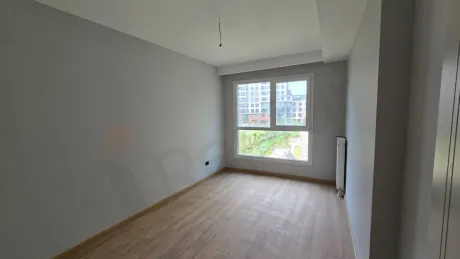Beylikdüzü'nde Peyzaj Manzaralı ve Çift Balkonlu 4.5+1 Aile Dairesi