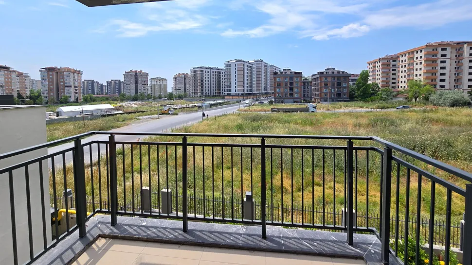 Beylikdüzü'nde Peyzaj Manzaralı ve Çift Balkonlu 4.5+1 Aile Dairesi