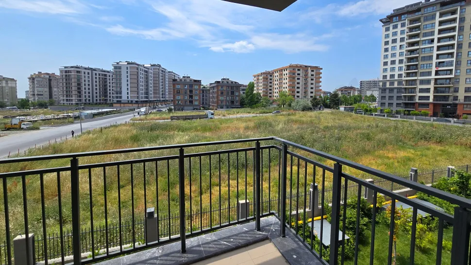 Beylikdüzü'nde Peyzaj Manzaralı ve Çift Balkonlu 4.5+1 Aile Dairesi