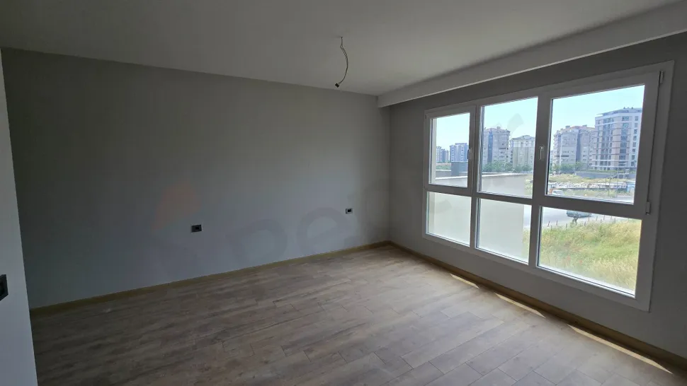 Beylikdüzü'nde Peyzaj Manzaralı ve Çift Balkonlu 4.5+1 Aile Dairesi
