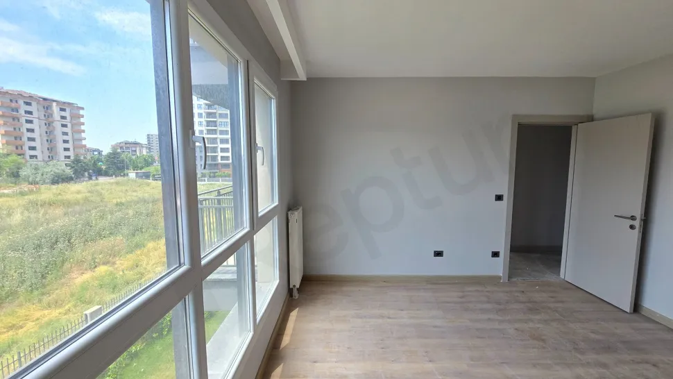 Beylikdüzü'nde Peyzaj Manzaralı ve Çift Balkonlu 4.5+1 Aile Dairesi