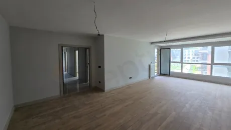 Beylikdüzü'nde Peyzaj Manzaralı ve Çift Balkonlu 4.5+1 Aile Dairesi