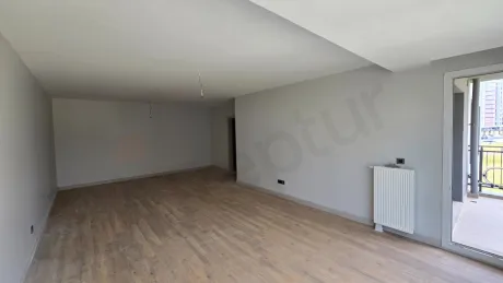 Beylikdüzü'nde Peyzaj Manzaralı ve Çift Balkonlu 4.5+1 Aile Dairesi