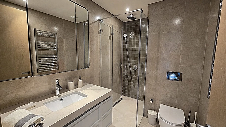 Modern ve şık bir tasarıma sahip, geniş ve lüks villa banyosu.