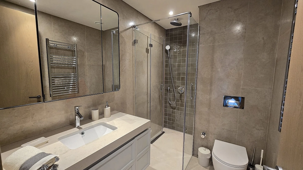Modern ve şık bir tasarıma sahip, geniş ve lüks villa banyosu.