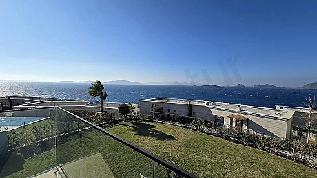 Bodrum kıyı şeridinde masmavi deniz ve ufuk çizgisini kapsayan geniş açılı panoramik manzara.