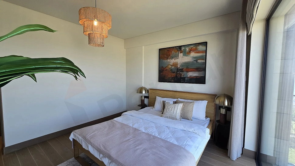 Bodrum'daki lüks villanın modern ve geniş pencereli, ferah yatak odası alanı.