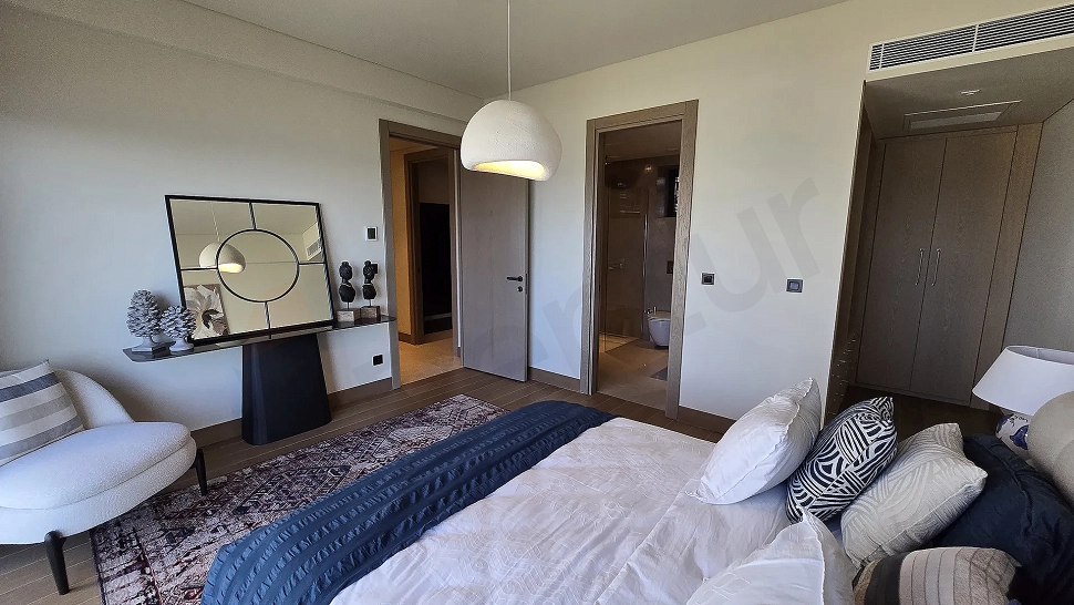 Bodrum'da lüks bir villanın geniş ve modern yatak odası alanı.