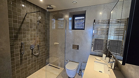 Modern tasarımlı, geniş ve aydınlık bir villa banyosu görseli.