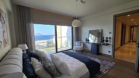 Modern mimariye sahip, geniş ve aydınlık bir villa yatak odası görünümü.